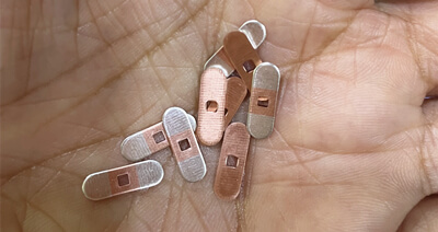 Expédition pour les estampages réalisés par une bande d'incrustation d'argent